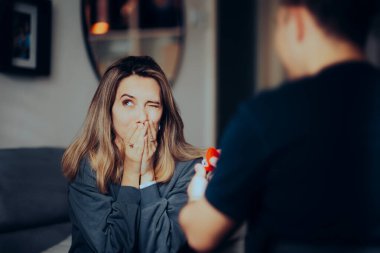 Sürpriz Kadın Erkek arkadaşından Nişan Yüzüğü Aldı