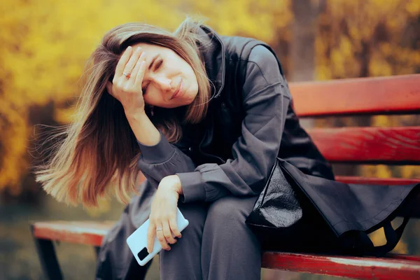 Mutsuz Kadın Bir Randevuda Beklerken Sefil Hissetmek — Stok fotoğraf