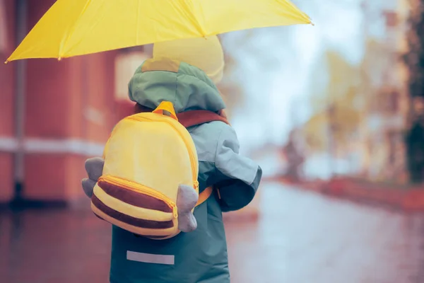 Κορίτσι Κίτρινο Σακίδιο Και Ομπρέλα Πηγαίνει Στο Σχολείο — Φωτογραφία Αρχείου