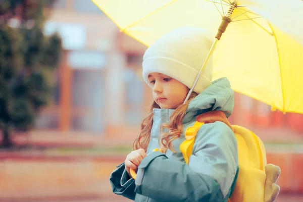 Sarı Sırt Çantalı Kız Şemsiye Okula Gidiyor — Stok fotoğraf