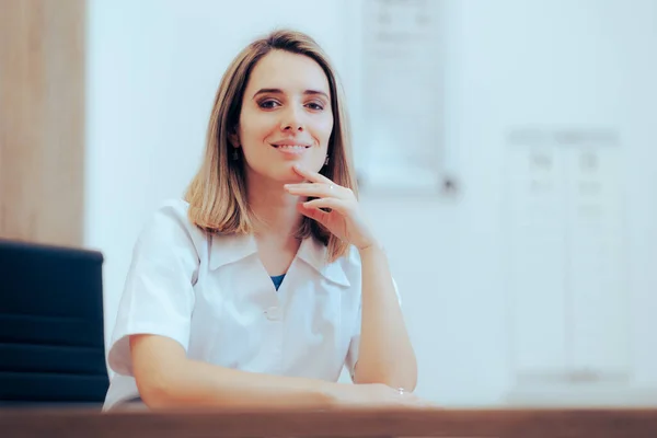 Glückliche Ärztin Sitzt Ihrem Schreibtisch Und Grüßt Patienten — Stockfoto