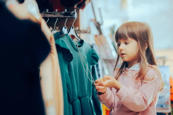 Kleines Mädchen Überprüft Das Accessoire Eines Kleides Auf Dem Regal — Stockfoto