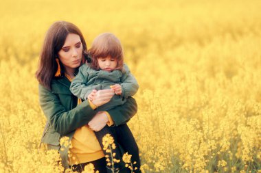 Anne ve Kızı Baharda Çiçekli Çayır 'ın tadını çıkarıyorlar. 