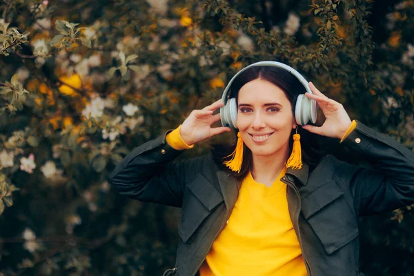 Beautiful Woman Listening Her Favorite Podcast Spring — стоковое фото