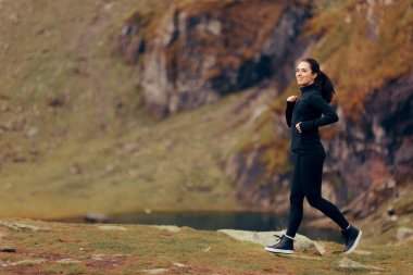 Dağda Koşan ve Antrenman yapan Atletik Kadın 