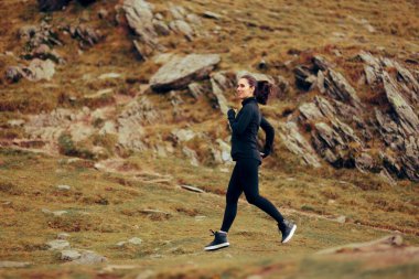 Dağda Koşan ve Antrenman yapan Atletik Kadın 