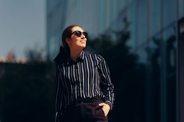 Elegancka Bizneswoman Patrząc Górę Nosząc Stylowe Okulary Przeciwsłoneczne — Zdjęcie stockowe