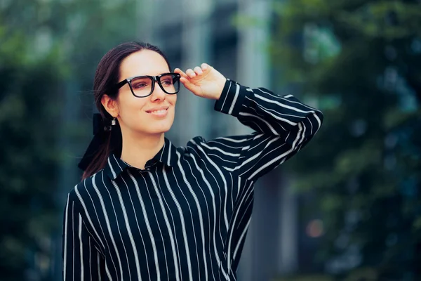 Krásná Elegantní Podnikatelka Nosí Stylové Brýle — Stock fotografie