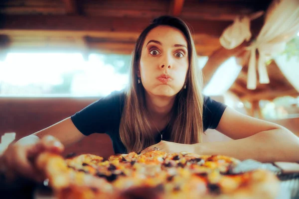 Gadis Lapar Berhasrat Untuk Pizza Delicious Restoran — Stok Foto