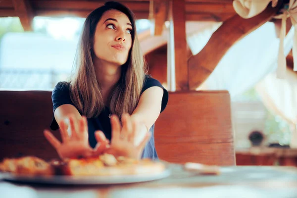不快乐的女人拒绝在餐馆里吃披萨 — 图库照片