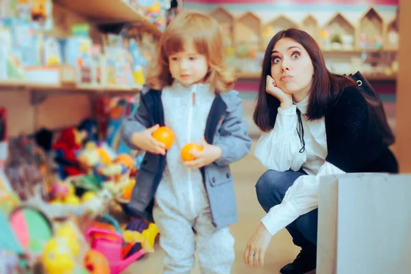 Stressato Mamma Shopping Giocattoli Con Suo Piccolo Bambino — Foto Stock