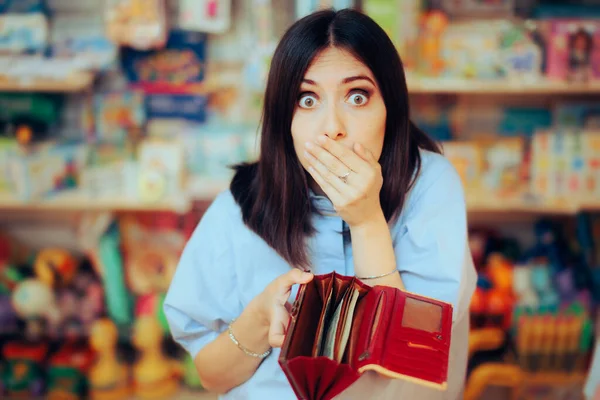 Schockierte Frau Überprüft Geldbörse Beim Einkaufen — Stockfoto