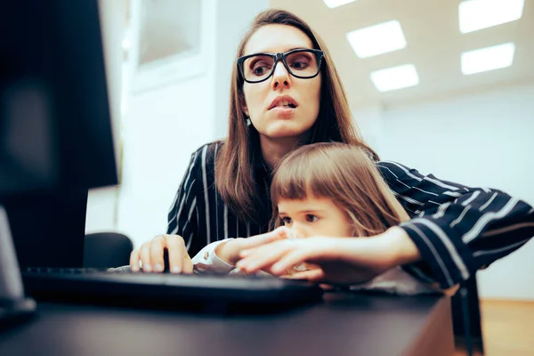 Upptagen Mamma Multitasks Hålla Toddler Och Skriva Jobbet — Stockfoto