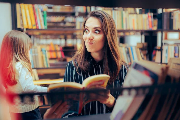 Lustige Mutter Und Tochter Checken Einige Bücher Einer Bibliothek — Stockfoto