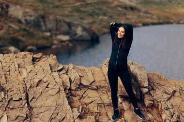 Antrenmandan önce kollarını açan mutlu kadın.