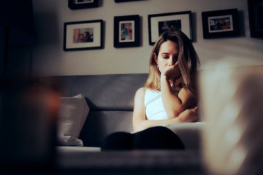 Üzgün Bunalımlı Kadın Evde Tek Başına Bir Koltukta Oturuyor