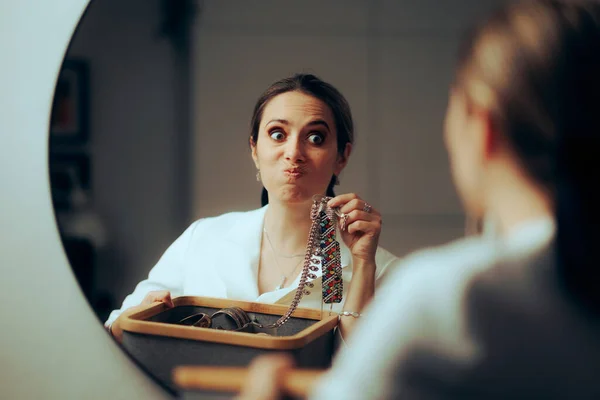 Vrouw Kijken Spiegel Controleren Haar Sieraden Doos — Stockfoto
