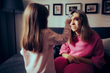 Dijital Termometre kullanarak Annesinin Sıcaklığını Denetleyen Kız