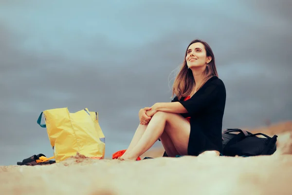 Šťastná Žena Sedí Ručníku Pláži — Stock fotografie