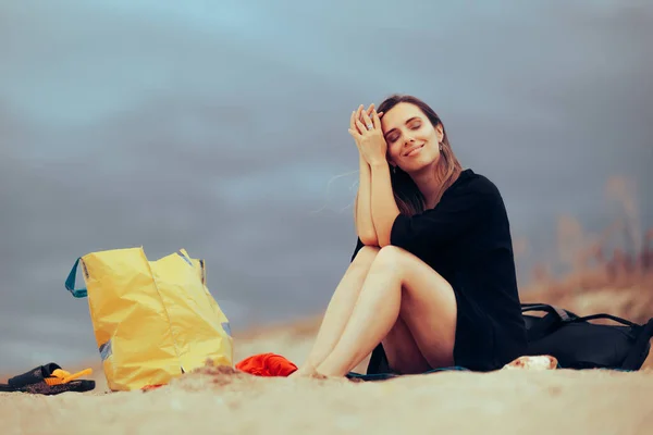 Femeie Fericită Care Stă Prosop Plajă — Fotografie, imagine de stoc