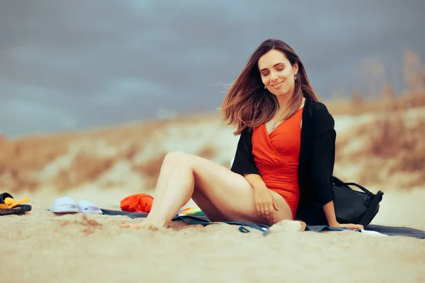 Mujer Feliz Sentada Una Toalla Playa — Foto de Stock