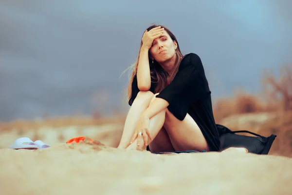 Nešťastná Žena Zapomíná Sbalit Základy Pro Pláž — Stock fotografie
