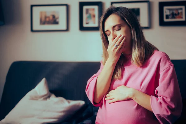 Üçüncü Aylık Dönemindeki Hamile Kadın Evinde Hasta — Stok fotoğraf
