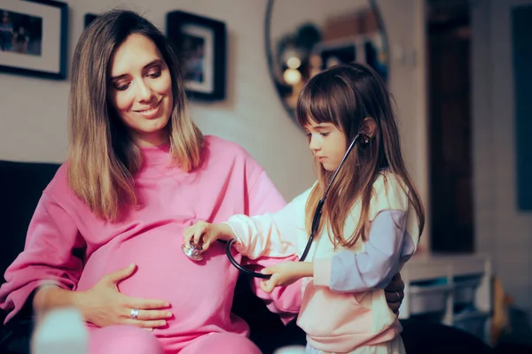 Klein Meisje Met Behulp Van Stethoscoop Luisteren Naar Haar Zwangere — Stockfoto