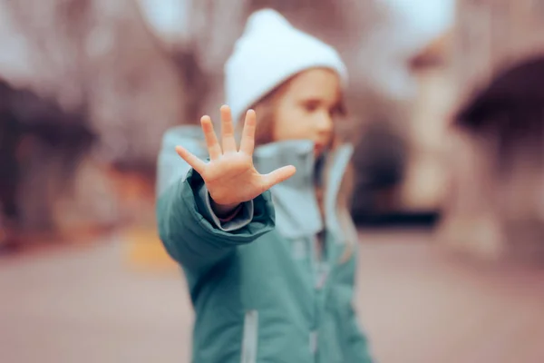 Nieszczęśliwy Przedszkolak Dziewczynka Dokonywanie Stop Gesture Znęcanie — Zdjęcie stockowe