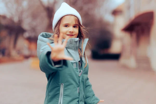 Χαρούμενη Μικρή Νήπιο Κορίτσι Κάνει Μια Χειρονομία Αλτ Χέρι — Φωτογραφία Αρχείου