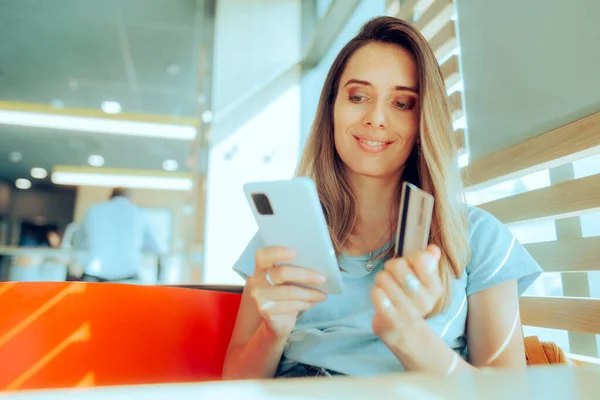 Mujer Feliz Haciendo Pago Electrónico Línea Con Una Aplicación —  Fotos de Stock