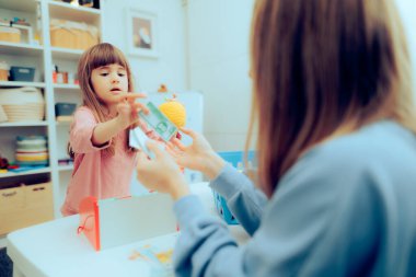 Anne ve Kız Rolü Müşteri ve Tedarikçi Olarak Oynuyor