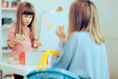 Anne ve Kız Rolü Müşteri ve Tedarikçi Olarak Oynuyor