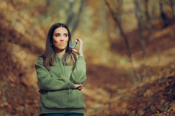 Donna Malata Che Usa Inalatore Che Soffre Allergie Autunnali — Foto Stock