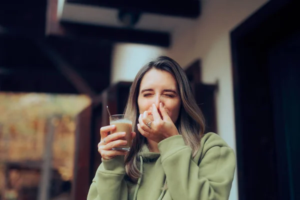 Жінка Витримує Запаху Кофеїну — стокове фото