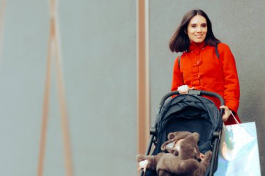 Neşeli Anne Bebeğiyle Bebek Arabasında Alışverişe Gidiyor 