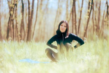 Doğada Egzersiz Yapmaya Çalışan Sırt Sorunu Olan Kadın