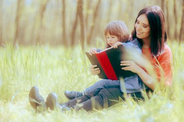 Anne Doğada Çocuğuyla Bir Kitap Okuyor