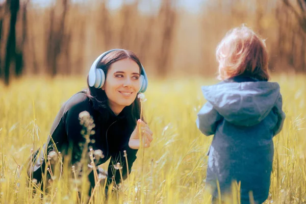 Mom Holding Dandelion Memakai Headphone Bermain Dengan Putri — Stok Foto