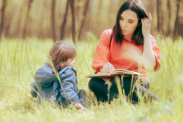 Anya Könyvet Olvas Gyermekével Természetben — Stock Fotó