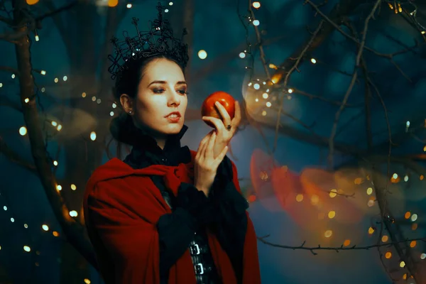 Evil Queen Κρατώντας Ένα Κόκκινο Δηλητηριώδες Μήλο Δόλωμα — Φωτογραφία Αρχείου