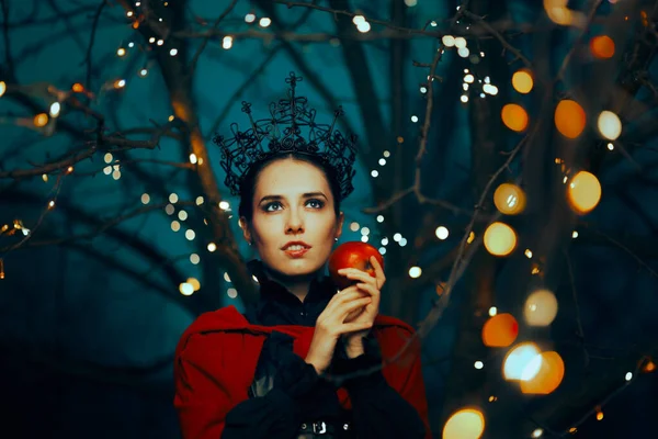 Malvada Reina Sosteniendo Una Manzana Roja Venenosa Como Cebo —  Fotos de Stock
