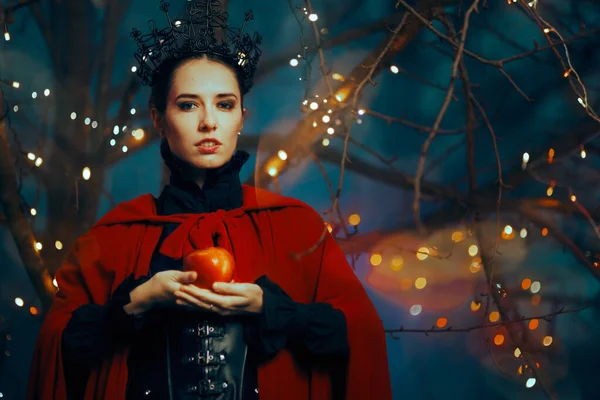 赤い毒のあるアップルをベイトとして保持する悪の女王 — ストック写真