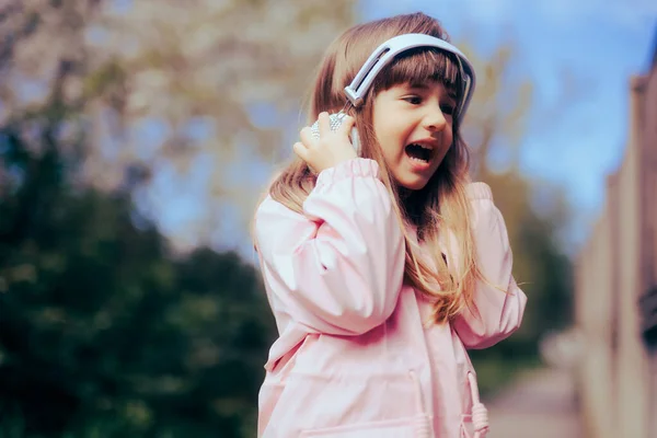 Happy Cheerful Little Girl Mendengarkan Lagu Favoritnya — Stok Foto