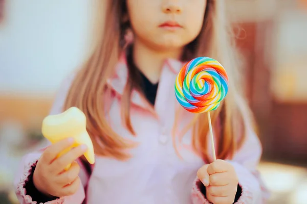 Gadis Kecil Memegang Gigi Sakit Dan Permen Lollipop — Stok Foto