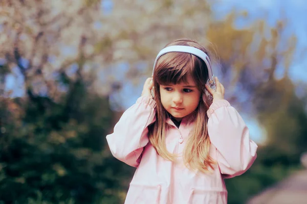 Bambina Che Indossa Cuffie Ascoltare Musica — Foto Stock