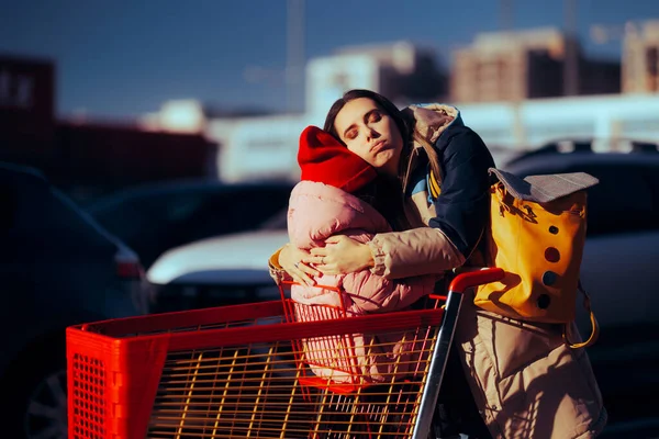 Besorgte Mutter Umarmt Ihr Kleines Kind Beim Einkaufen — Stockfoto