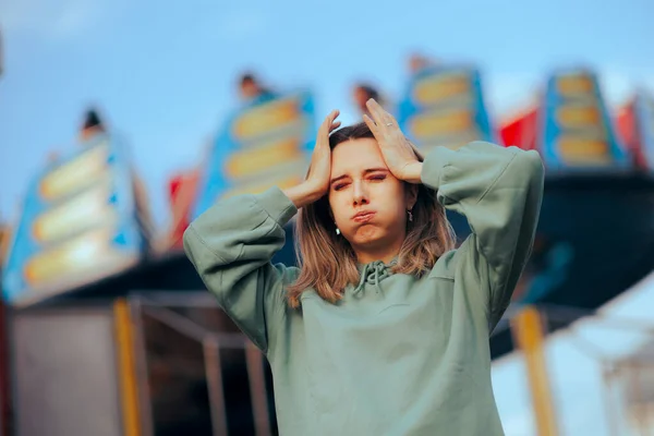 Stressad Kvinna Med Huvudet Snurrande Från Pariserhjulet — Stockfoto