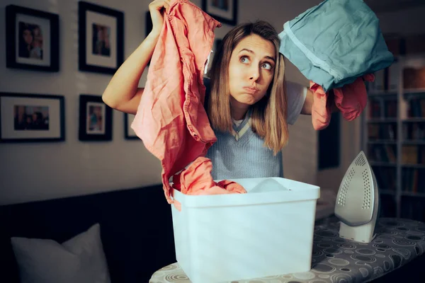 Gestresste Frau Muss Frische Wäsche Bügeln — Stockfoto