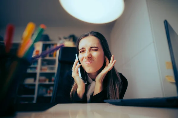 Жінка Розмовляє Телефону Голосному Домашньому Офісі — стокове фото